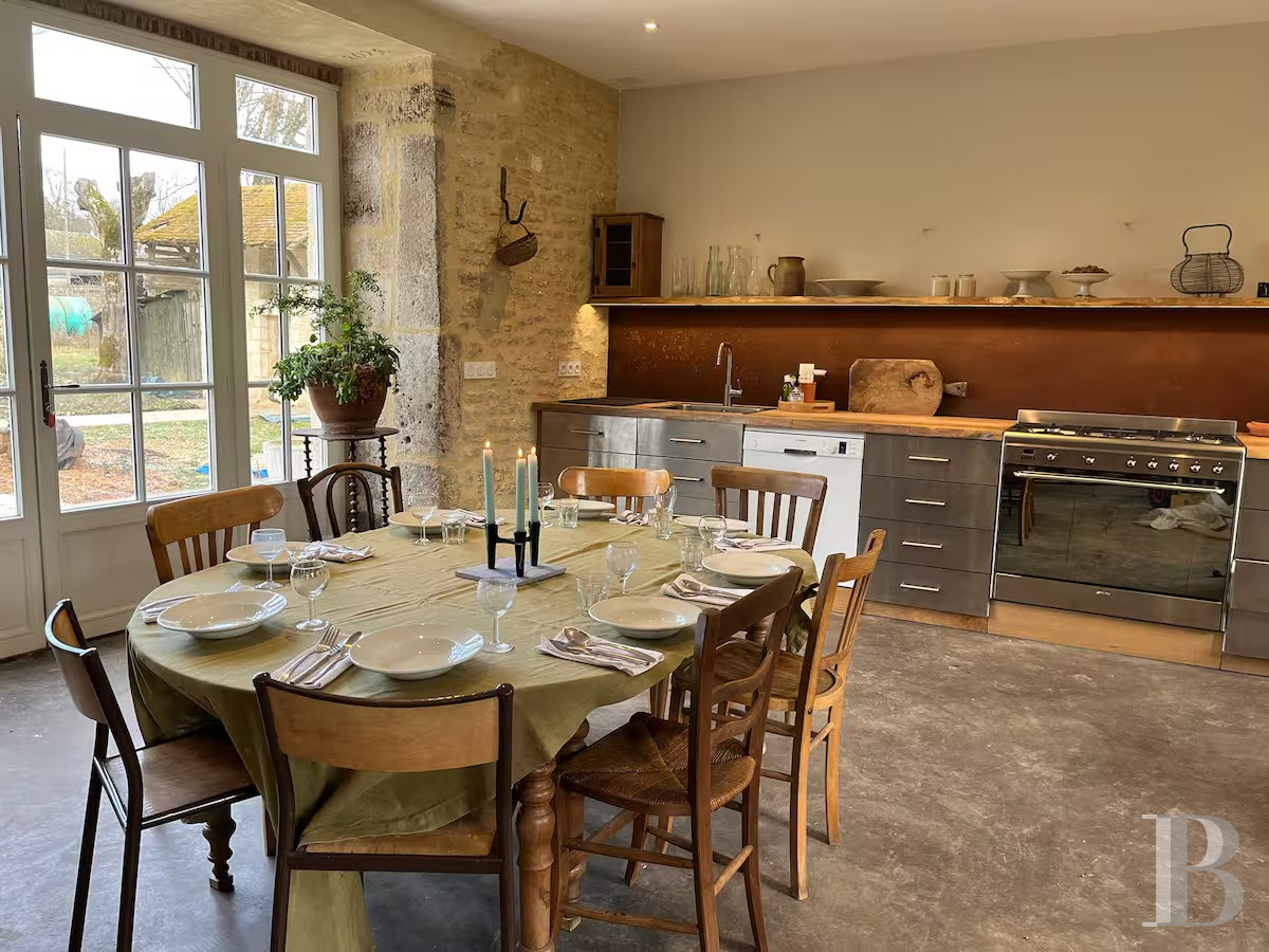 En Côte-d’Or, à l’est de Châtillon-sur-Seine, les dépendances d’un ancien château autour d’une vaste cour - photo  n°24